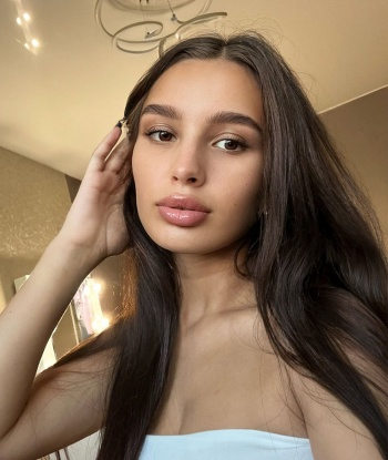 Хочешь расслабиться и побыть в обворожительной компании? Фото в профиле подтверждают, что я неожиданно сексуальная индивидуалка. Мои возможности не ограничены - горячие игры, эксперименты, массаж... все, что ты хочешь! Бери с собой свое желание, и я превратю его в яркую реальность. Положительные отзывы моих клиентов подтверждают мою надежность и качество услуг. Жду тебя в Москве, чтобы удовлетворить твои желания. 💫 2915, 19 лет